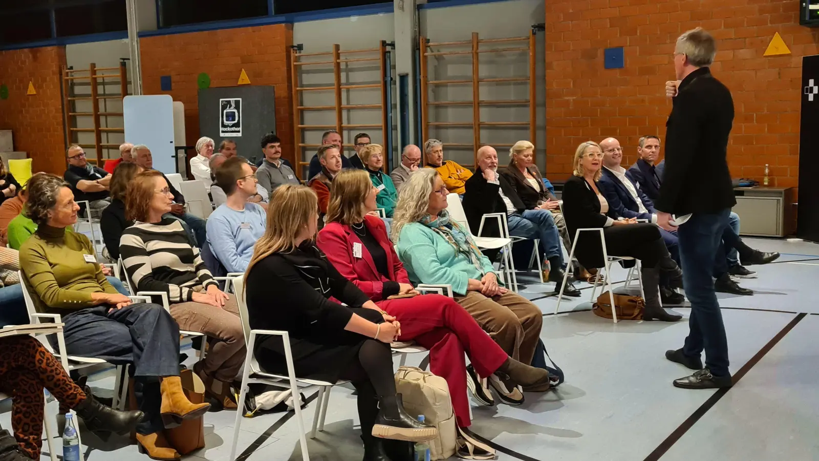 Die alte Turnhalle am Campus war ziemlich voll, das Interesse an der ersten Citywerkstatt da. (Foto: Margit Schwandt)