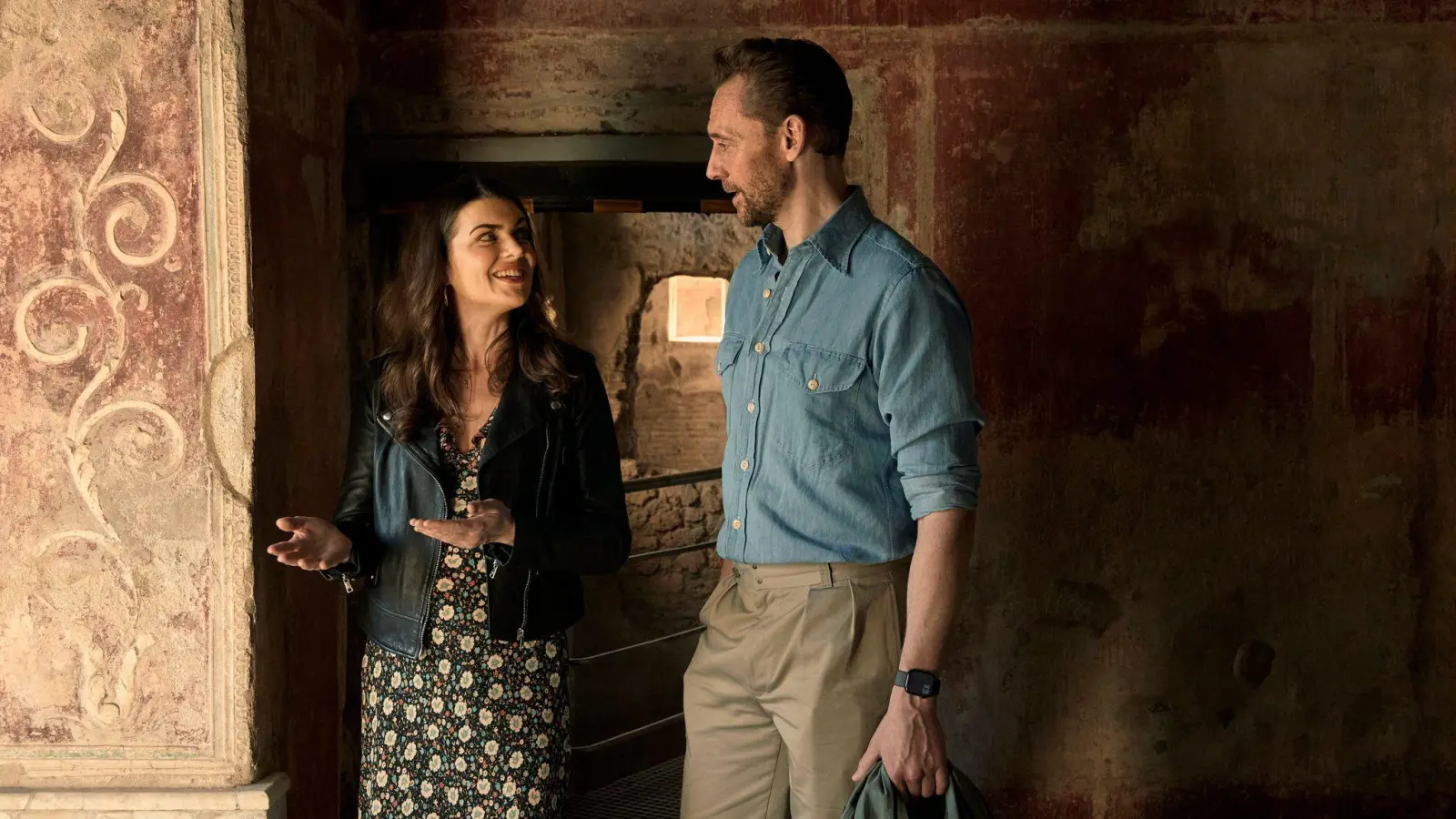 Gemeinsam mit Archäologen begibt sich Tom Hiddleston in Pompeji auf die Spur von Menschen, die den Ausbruch des Vesuvs möglicherweise überlebten. (Foto: Paolo Verzone/National Geographic/Disney+/dpa)