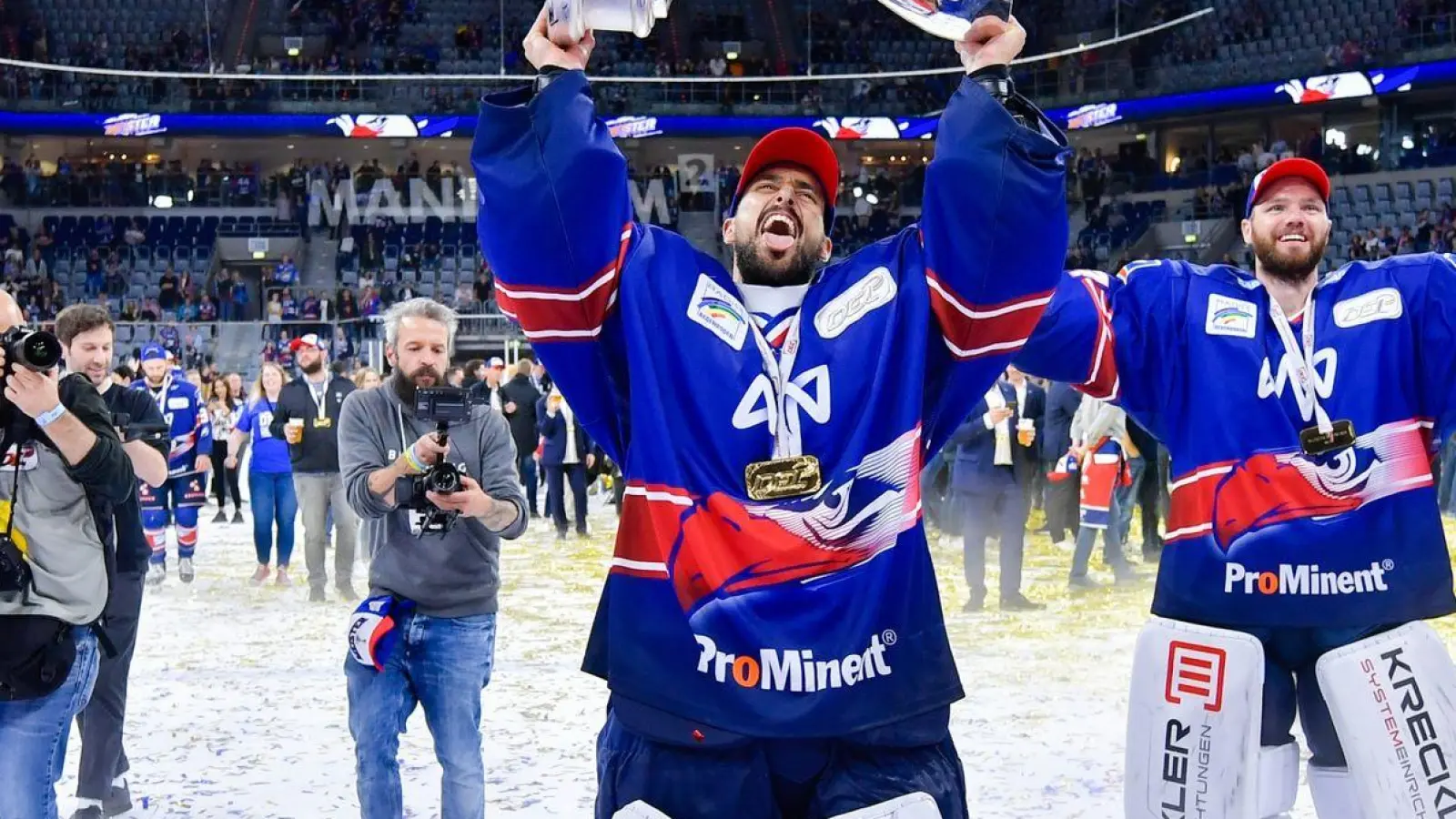 Mannheims Torwart Dennis Endras (l) und Mannheims Torwart Chet Pickard feiern mit den Fans den Gewinn der deutschen Meisterschaft. Eishockey-Torhüter Dennis Endras beendet seine Karriere. (Foto: Uwe Anspach/dpa)