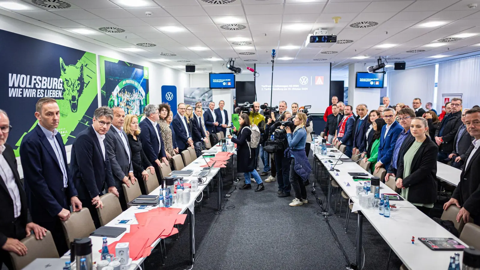 Vetreter von VW und IG Metall kamen in Wolfsburg zur zweiten Tarifrunde zusammen (Foto: Moritz Frankenberg/dpa)