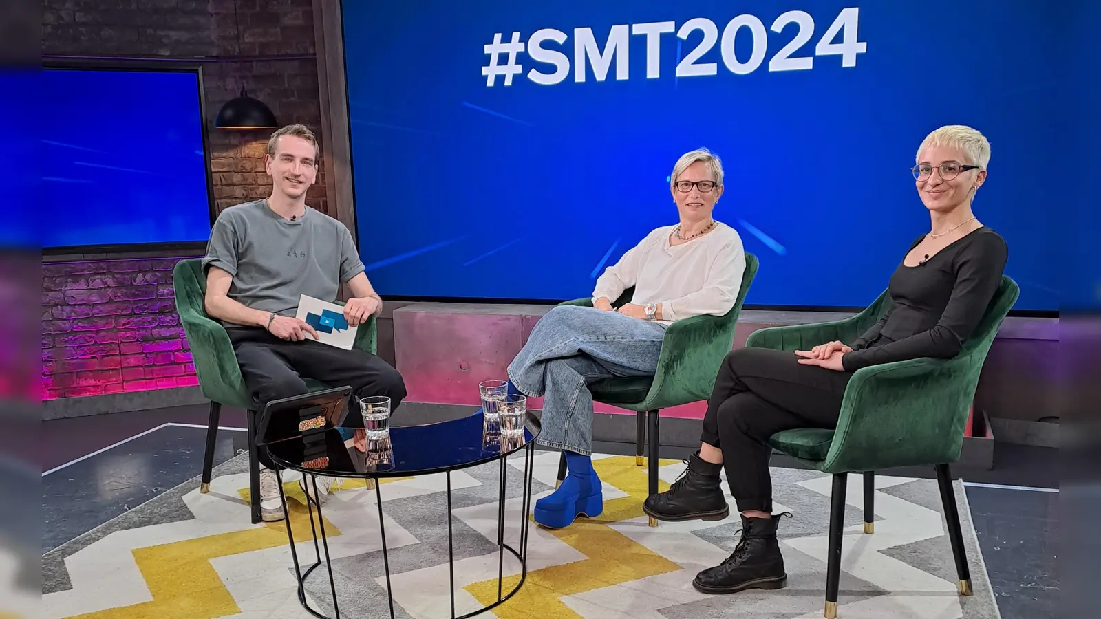 Chefredakteurin Gudrun Bayer (Mitte) und Volontärin Antonia Müller mit dem Moderator Andre Wengenroth im Studio. (Foto: Florian Böhm/M94.5)