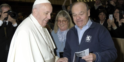 2020 blickte der Papst auf Artikel über seine Zeit in Rothenburg. Rechts im Bild ist Fritz Zinnecker. (Archivfoto: Löwen-Fanclub Hesselberg/Jutta Schnell)