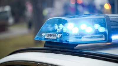 Die A8 Richtung Salzburg sperrten die Einsatzkräfte zwischenzeitlich komplett. (Symbolbild) (Foto: Daniel Vogl/dpa)