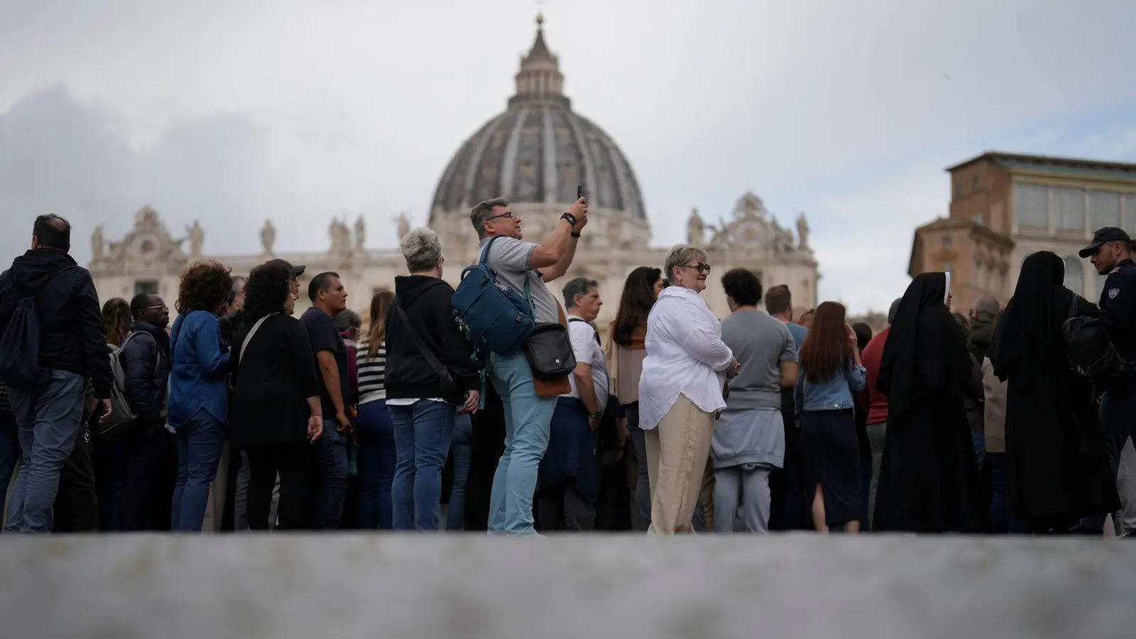 Zur Beisetzung von Papst Franziskus werden in Rom 200 000 Menschen erwartet (Archivbild). (Foto: Markus Schreiber/AP/dpa)