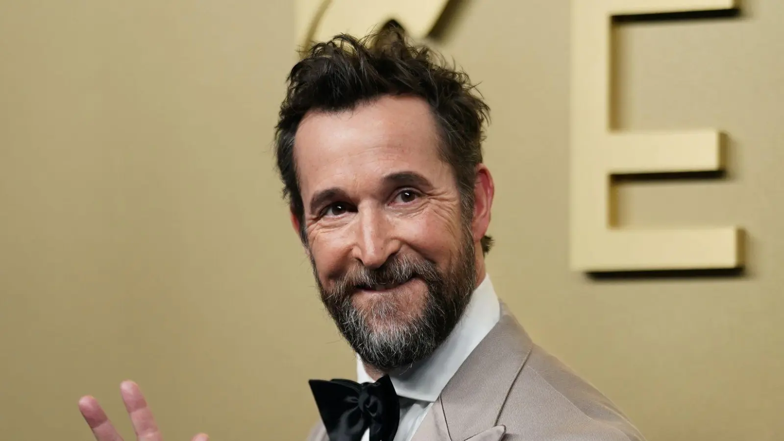 Kürzlich erst gewann Noah Wyle einen weiteren Emmy für seine Rolle in der Krankenhausserie „The Pitt“. (Archivbild) (Foto: Richard Shotwell/Invision/AP/dpa)