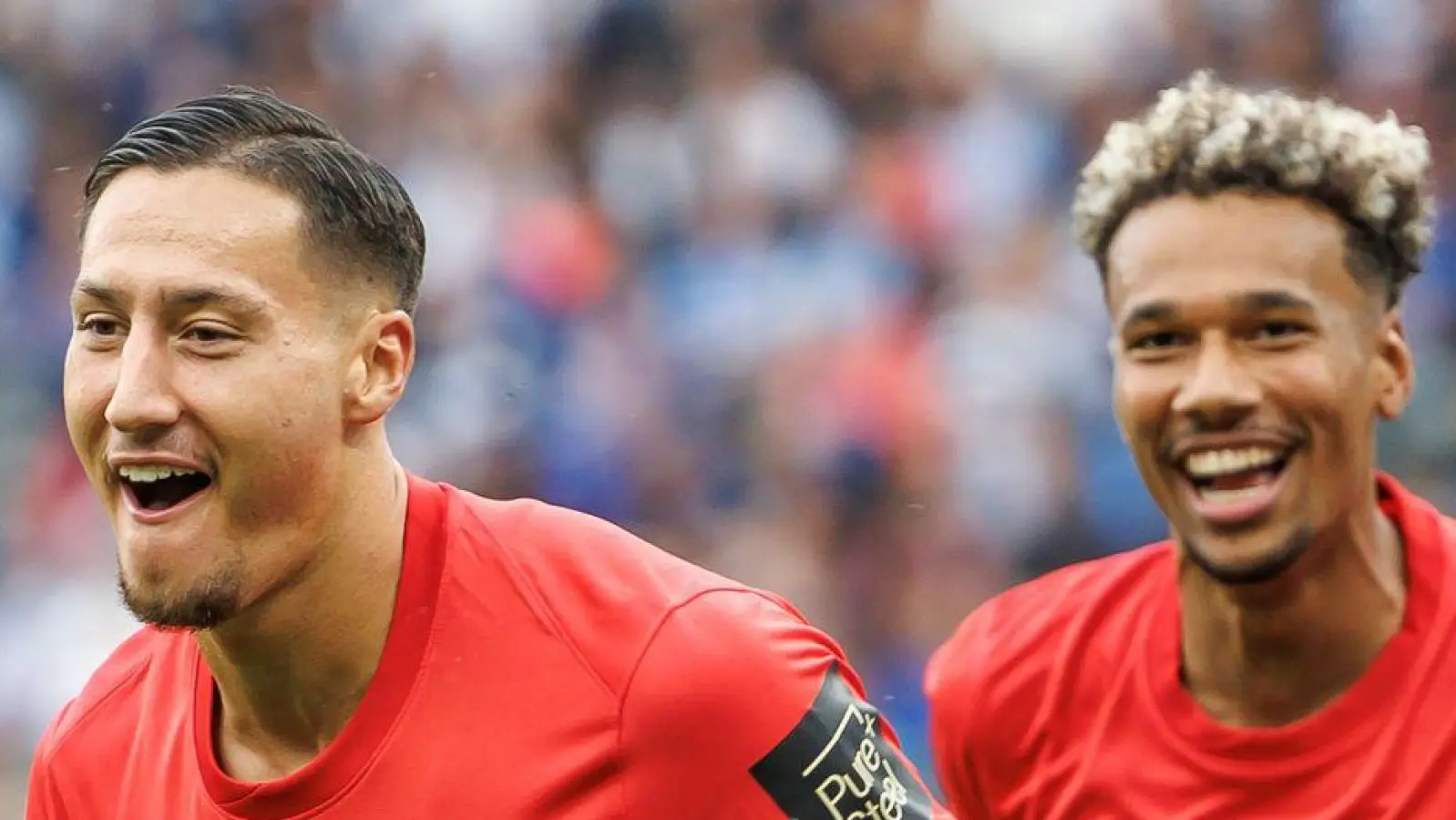 Traf doppelt für Elversberg: Younes Ebnoutalib (l). (Foto: Andreas Gora/dpa)