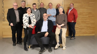 Bürgermeister Willi Albrecht (links) verabschiedete neun Gemeinderäte aus dem Gremium (von links): Martin Reinert, Heidi Ebersberger, Thomas Feuchtenberger, Roberto Kurth, Gerhard Siegler, Michael Beyer, Peter Kraus, Ulrike Meier und Harald Steinbauer. (Foto: Antonia Müller)