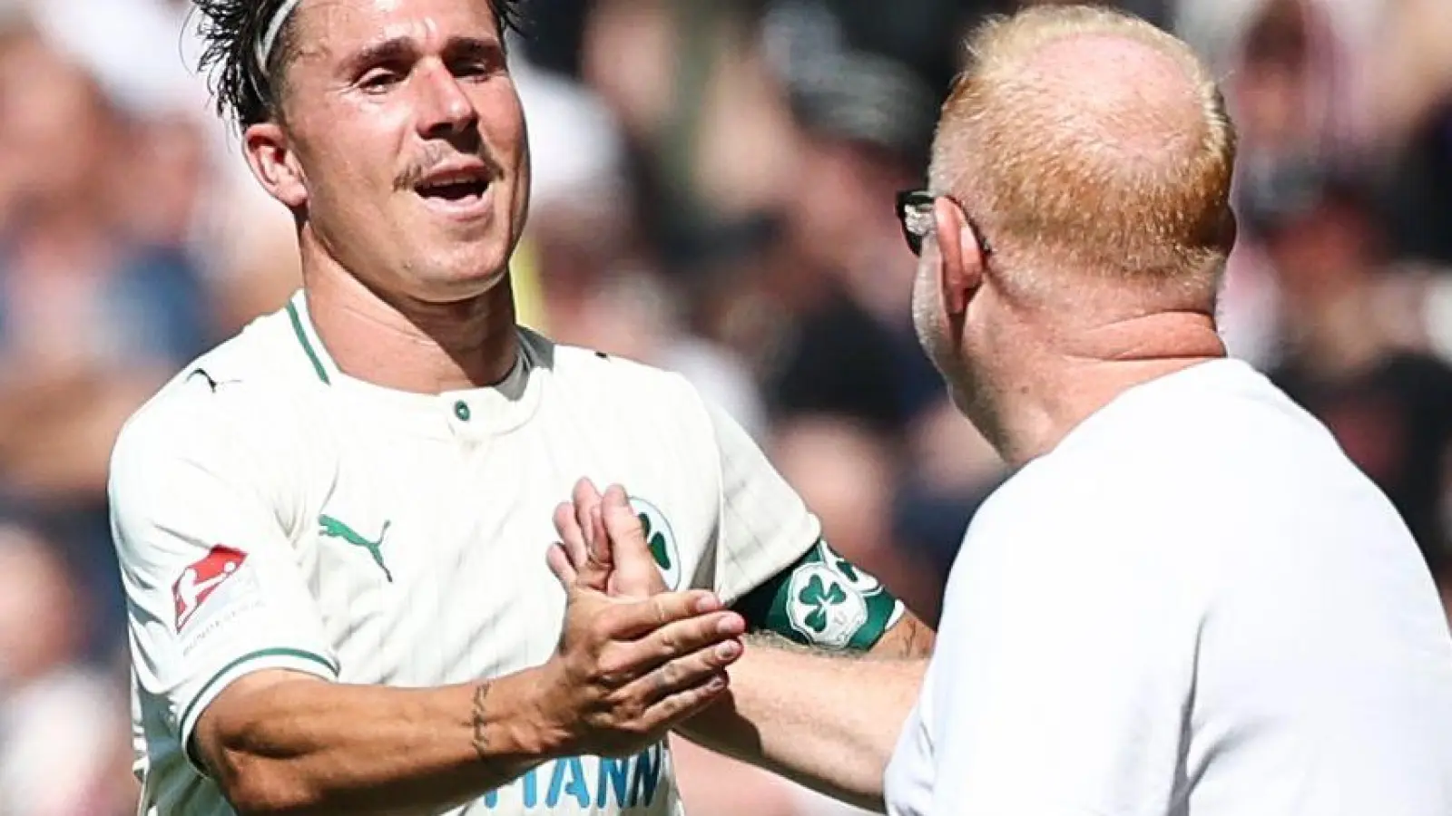 Gut gemacht: Fürths Trainer Heiko Vogel (r) klatscht mit Torschütze Felix Klaus ab. (Foto: Christian Charisius/dpa)