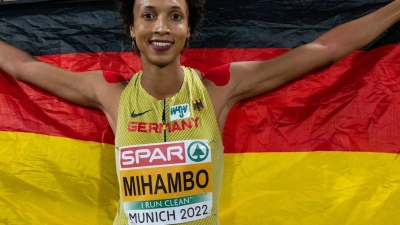 Malaika Mihambo freut sich nach dem Wettkampf über Silber. (Foto: Sven Hoppe/dpa/Archivbild)