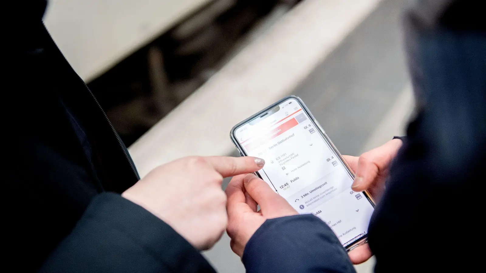 Seit einigen Tagen ist eine neue Version der Bahn-App DB-Navigator verfügbar, die einfacher und intuitiver zu nutzen sein soll. (Foto: Zacharie Scheurer/dpa-tmn)