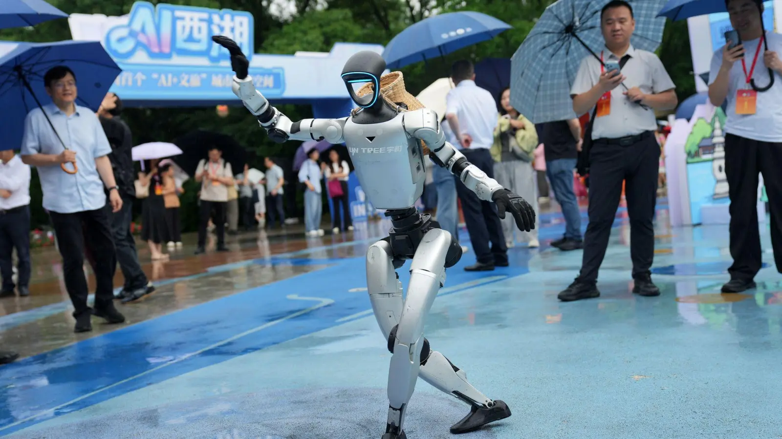 Ein von Unitree entwickelter Roboter führt einen Tanz vor. (Archivbild)  (Foto: Han Chuanhao/XinHua/dpa)