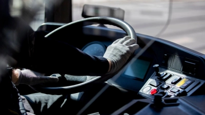 Zwei Busfahrer sind am Mittwoch im Schnelldorfer Ortsteil Hilpertsweiler aneinandergeraten. (Symbolbild: Christoph Soeder/dpa)