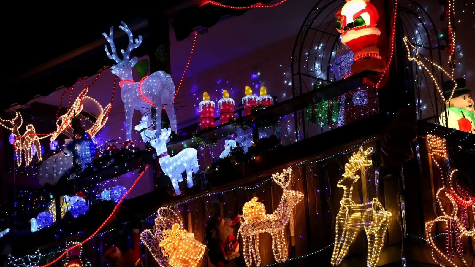 Dekorationen im Außenbereich müssen gut gesichert sein: Bei Schäden durch herumfliegende Gegenstände haften Mieter oder Eigentümer ohne entsprechende Versicherung. (Foto: Karl-Josef Hildenbrand/dpa/dpa-tmn)