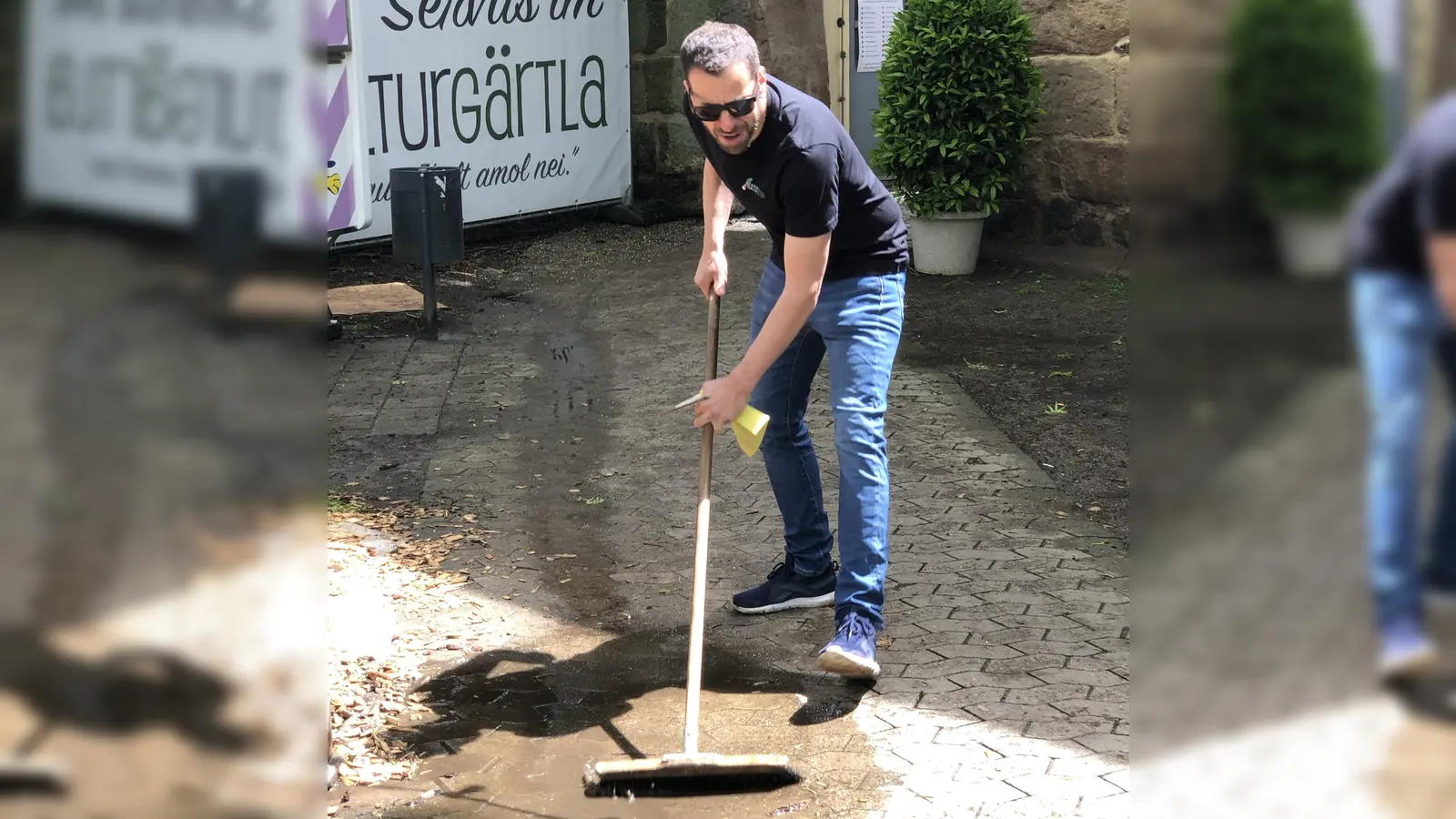 Im Kulturgärtla wird fleißig gearbeitet: Regenpfützen müssen weg. (Foto: Florian Pöhlmann)