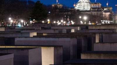  Rettungskräfte betreuen vor Ort mehrere Menschen. (Foto: Sebastian Christoph Gollnow/dpa)