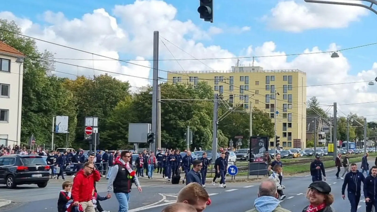 Die Busfahrt des Karlsruher SC zum Kölner Stadion endete früher als geplant. (Foto: David Joram/dpa)