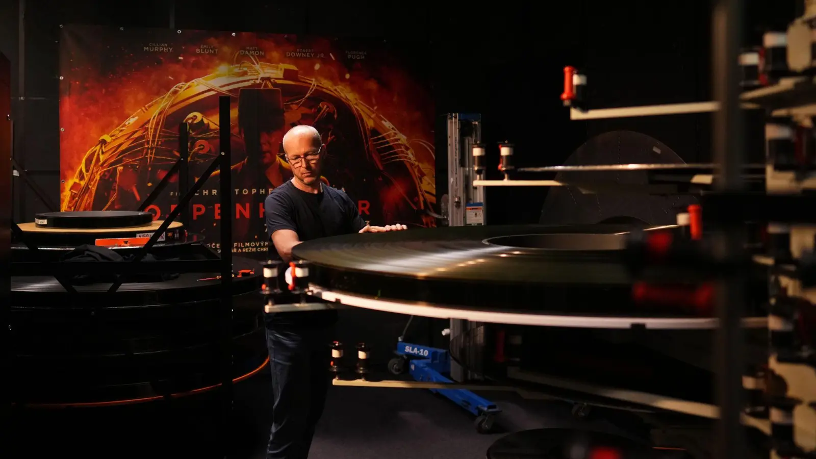 Die Vorführung des 70-mm-Imax-Films ist aufwendig. (Archivbild) (Foto: Petr David Josek/AP/dpa)