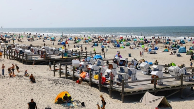 An den Küsten läuft das Sommergeschäft.  (Foto: Christian Charisius/dpa)