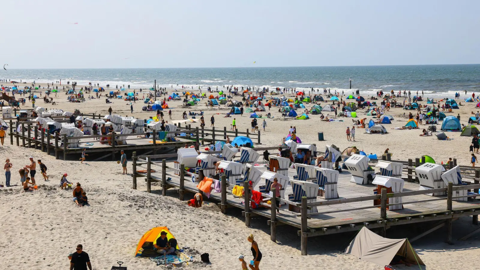 An den Küsten läuft das Sommergeschäft.  (Foto: Christian Charisius/dpa)