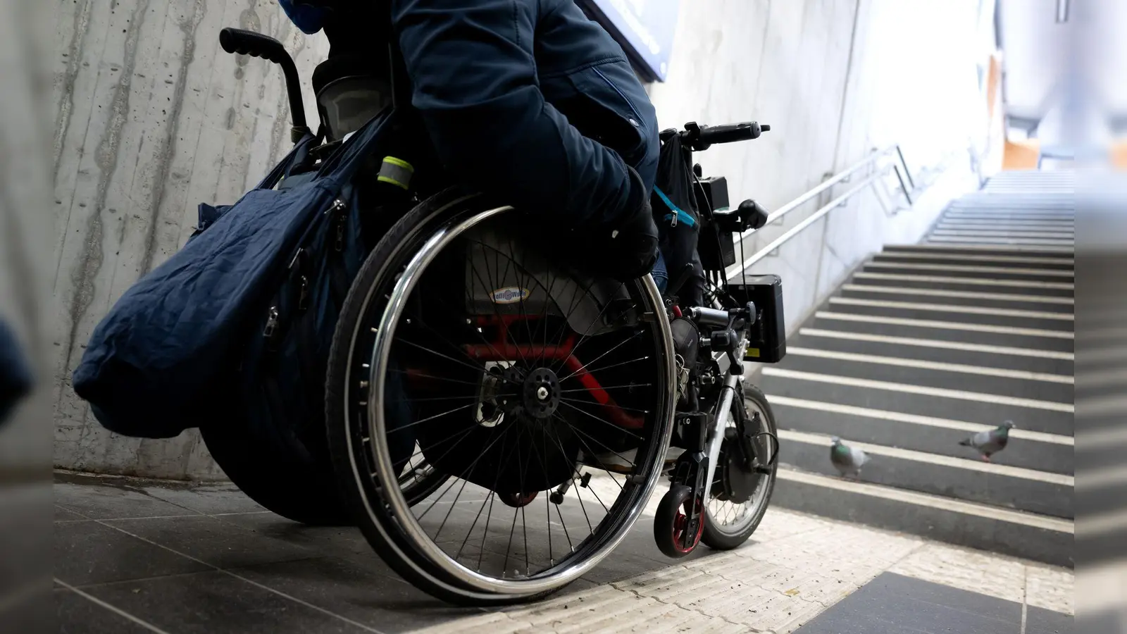Fast die Hälfte der Bahnhöfe in Bayern ist nicht barrierefrei. (Symbolbild) (Foto: Sven Hoppe/dpa)