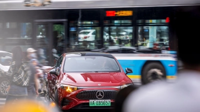 Bald auch in Deutschland: Mit der Punkt-zu-Punkt-Navigation übernimmt der Drive Pilot in komplexen Verkehrssituationen wie Stop-and-Go, Abbiegen und Kreuzungen das Steuer. (Foto: Dirk Weyhenmeyer/Mercedes-Benz AG/dpa-tmn)