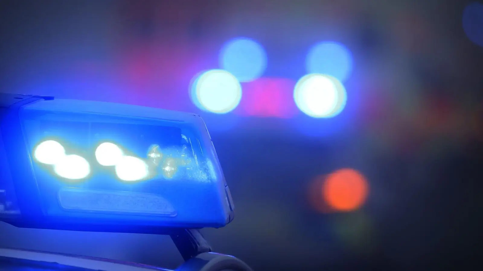 In Herrieden wollte eine unbekannte Person eine Bank niederbrennen. Brandbeschleuniger kam zum Einsatz. (Symbolbild: Karl-Josef Hildenbrand/dpa)