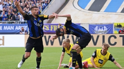 Der 1. FC Saarbrücken sichert sich auch durch ein Tor von Kai Brünker (l) den Relegationsplatz zur 2. Bundesliga. (Foto: Fabian Kleer/Fussball-News-Saarland/dpa)