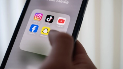 Über Facebook wollte ein 70-Jähriger ein Smartphone bestellen - und bekam nur Hammer und Zange. (Symbolbild) (Foto: Alicia Windzio/dpa)