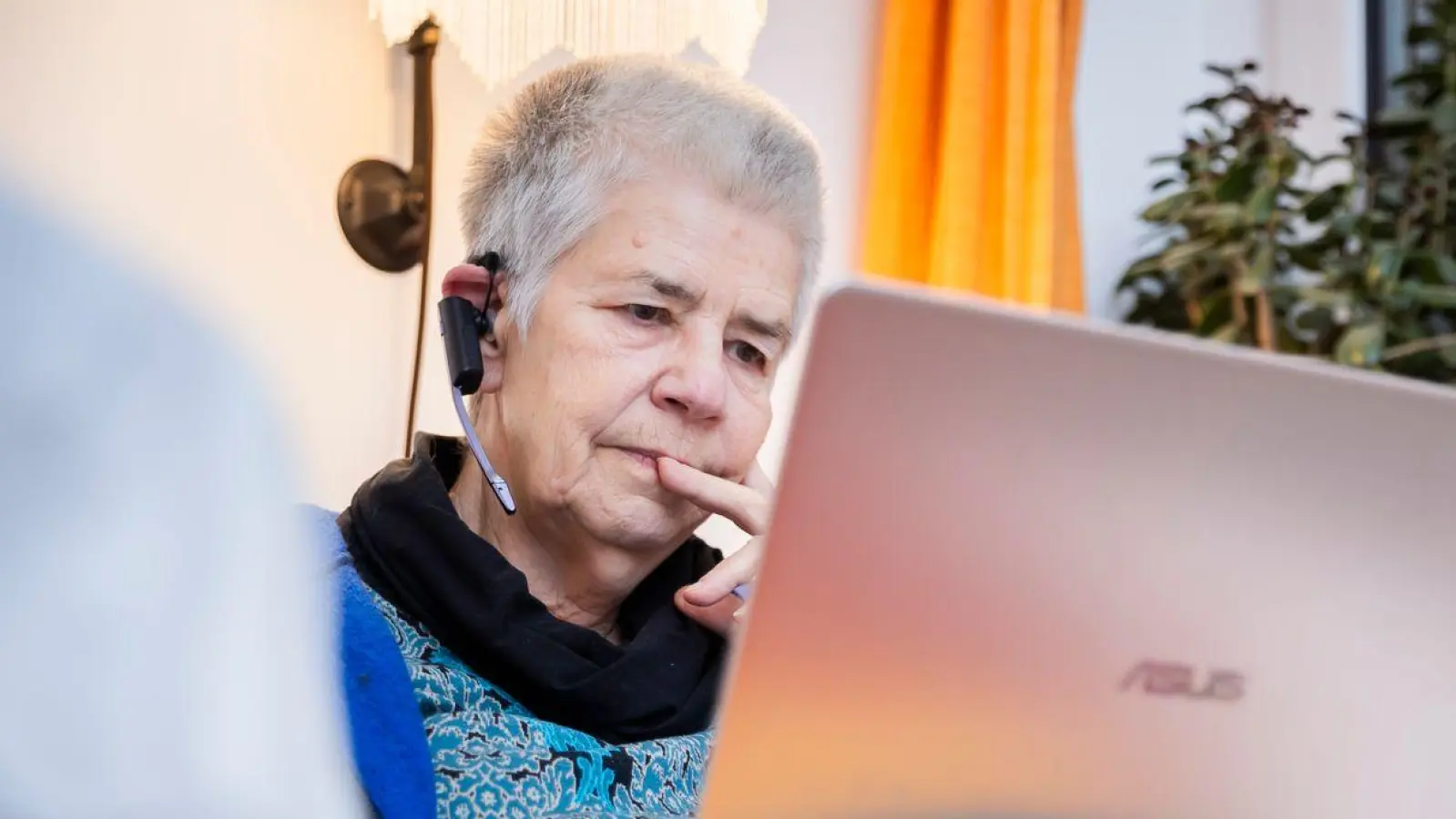 Elke Schilling ist die Gründerin von Silbernetz. Die Hotline bietet Menschen ab 60 Jahren ein offenes Ohr. (Foto: Christoph Soeder/dpa)