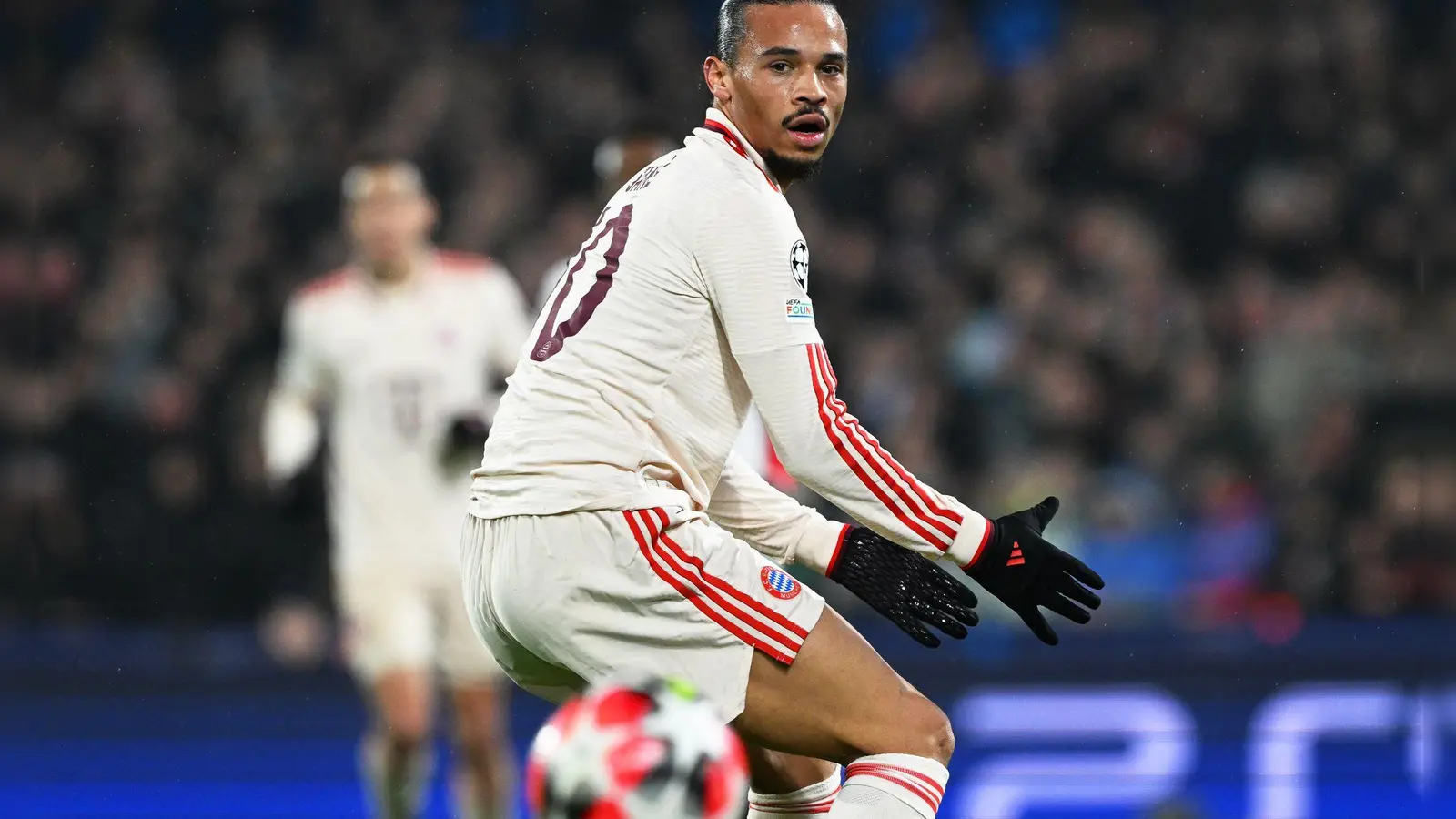 Leroy Sané in Aktion, hier beim 0:3 der Bayern in Rotterdam. (Foto: Federico Gambarini/dpa)