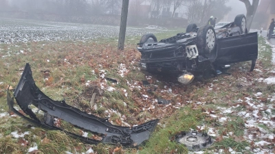 Vermutlich wegen Glatteises überschlug sich am Mittwochmorgen ein junger Mann mit seinem Wagen auf der Kreisstraße von Deutenheim in Richtung Ezelheim. (Foto: Ulli Ganter)
