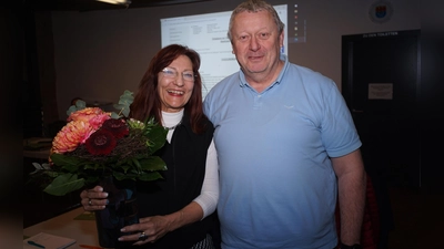 In der Gemeinderatssitzung am Tag danach gratulierte dem aktuellen Marktgemeinderatsmitglied Alexandra Zipfel, seiner Nachfolgerin, der amtierende Bürgermeister Uwe Emmert mit einem Blumenstrauß. (Foto: Heinz Wraneschitz)