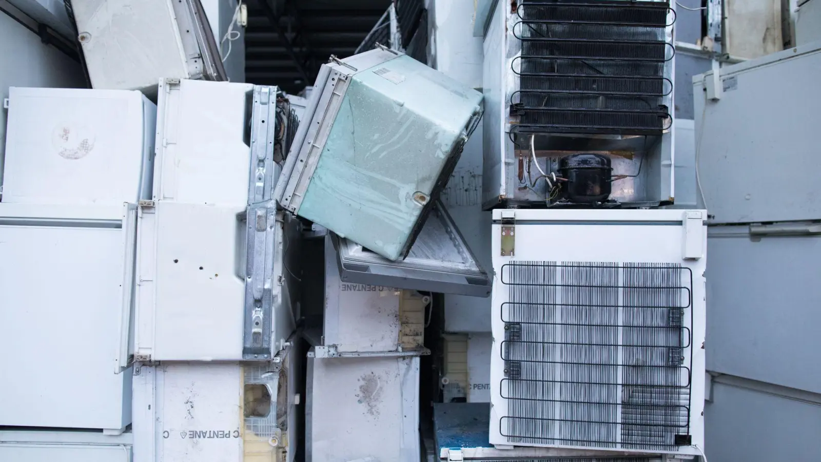 Kühlmittel in alten Kühlschränken waren unter anderem für das Ozonloch verantwortlich (Archivbild) (Foto: Marcel Kusch/dpa)