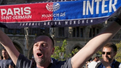 Schon am Freitag konnten in München die Fans beobachtet werden.  (Foto: Markus Schreiber/AP/dpa)
