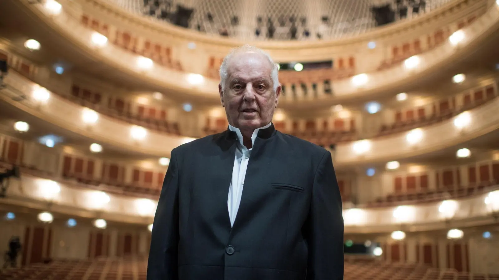 Generalmusikdirektor Daniel Barenboim  im Saal der sanierten Staatsoper in Berlin. (Foto: Bernd von Jutrczenka/dpa)