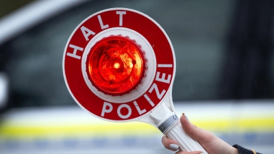 Eine große Kontrollaktion leitete die Polizei Heilsbronn am Samstag auf der B14 Nähe Wicklesgreuth. (Symbolbild: Soeren Stache/dpa)