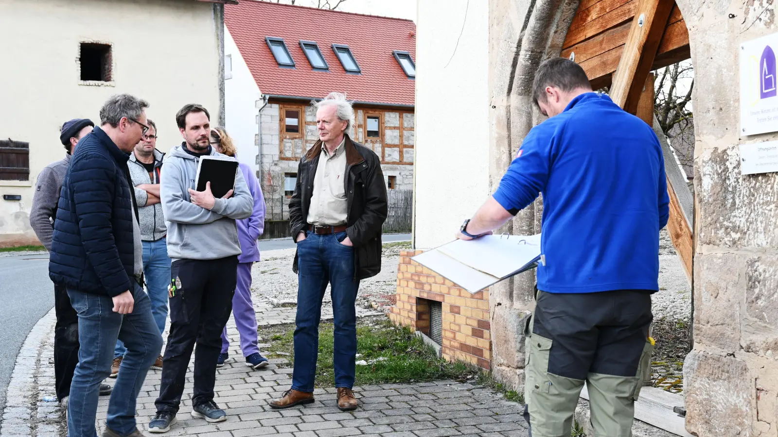 Bei einer Ortsbegehung Ende Februar machten sich die beteiligten Parteien ein Bild vom Kirchenvorplatz in Unternbibert.  (Foto: Luca Paul)