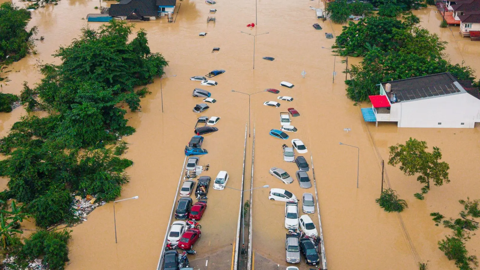 Teile von Südthailand wurden zum Katastrophengebiet erklärt. (Foto: Arnun Chonmahatrakool/AP/dpa)