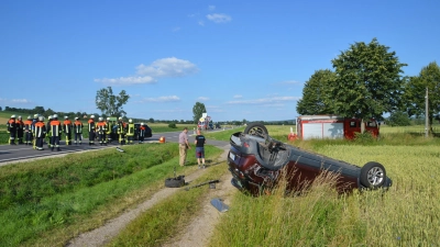 Bei dem Unfall auf der Staatsstraße bei Röckingen überschlug sich eines der beiden Fahrzeuge und blieb auf dem Dach in einem angrenzenden Feld liegen. (Foto: Peter Tippl)