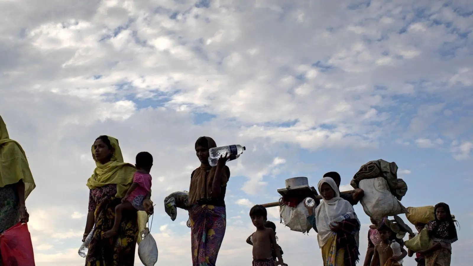 Drangsaliert und teilweise zwangsrekrutiert: Flüchtende Rohingya aus Myanmar. (Foto: Km Asad/ZUMA/dpa)