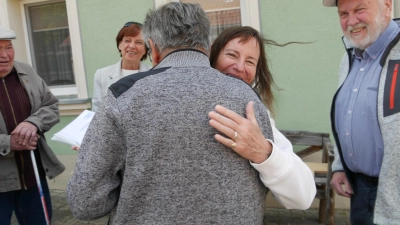 Große Freude bei Nicole Muensterman über jene Unterlagen, die Helmut Röschlein aus Emskirchen mit nach Dürrnbuch brachte. Rechts Gerhard Wagner, links hinten Übersetzerin Birgit Fleischmann. (Foto: Ulli Ganter)