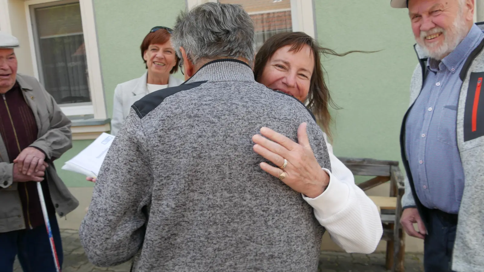 Große Freude bei Nicole Muensterman über jene Unterlagen, die Helmut Röschlein aus Emskirchen mit nach Dürrnbuch brachte. Rechts Gerhard Wagner, links hinten Übersetzerin Birgit Fleischmann. (Foto: Ulli Ganter)