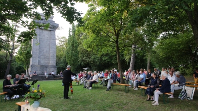 Ein schöner Platz, der aber etliche Herausforderungen mit sich bringt. Die ökumenischen Andachten im Sommer werden in Zukunft vermutlich nicht mehr am Bismarckturm stattfinden. Doch es gibt neue Ideen. (Archivbild: Alexander Biernoth)