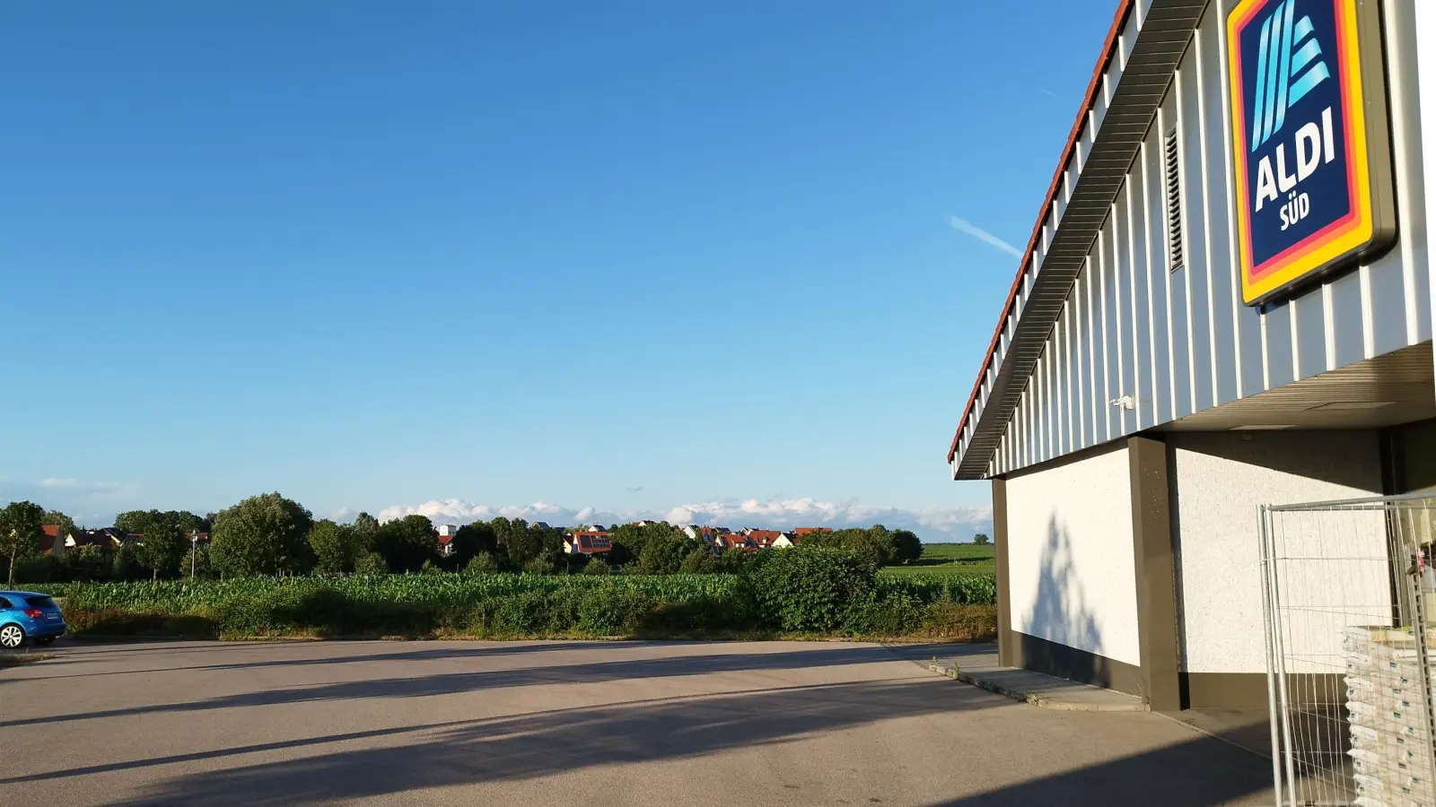 Östlich der Aldi-Filiale in Merkendorf wollte ein Investor ein großes Edeka-Geschäft samt Getränke- und Drogeriemarkt bauen. Doch der Stadtrat lehnt das Vorhaben klar ab. (Foto: Robert Maurer)