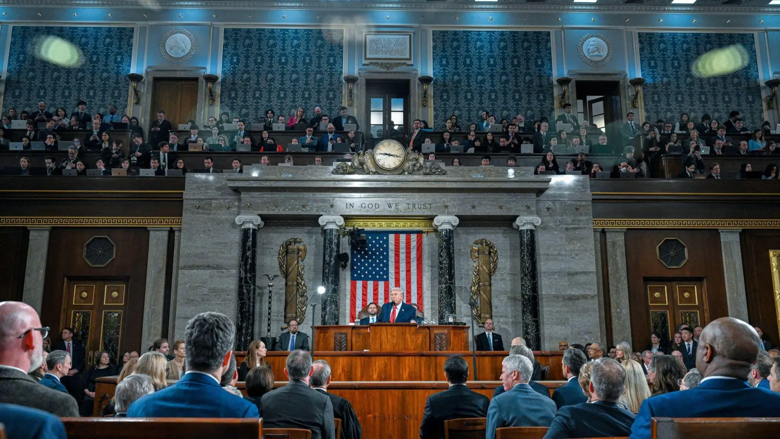 Die Demokraten gehen hart ins Gericht mit dem US-Präsidenten, der in seiner Rede zur Lage der Nation viel Lob für die eigene Linie übrig hatte. (Foto: Kenny Holston/Pool The New York Times/dpa)