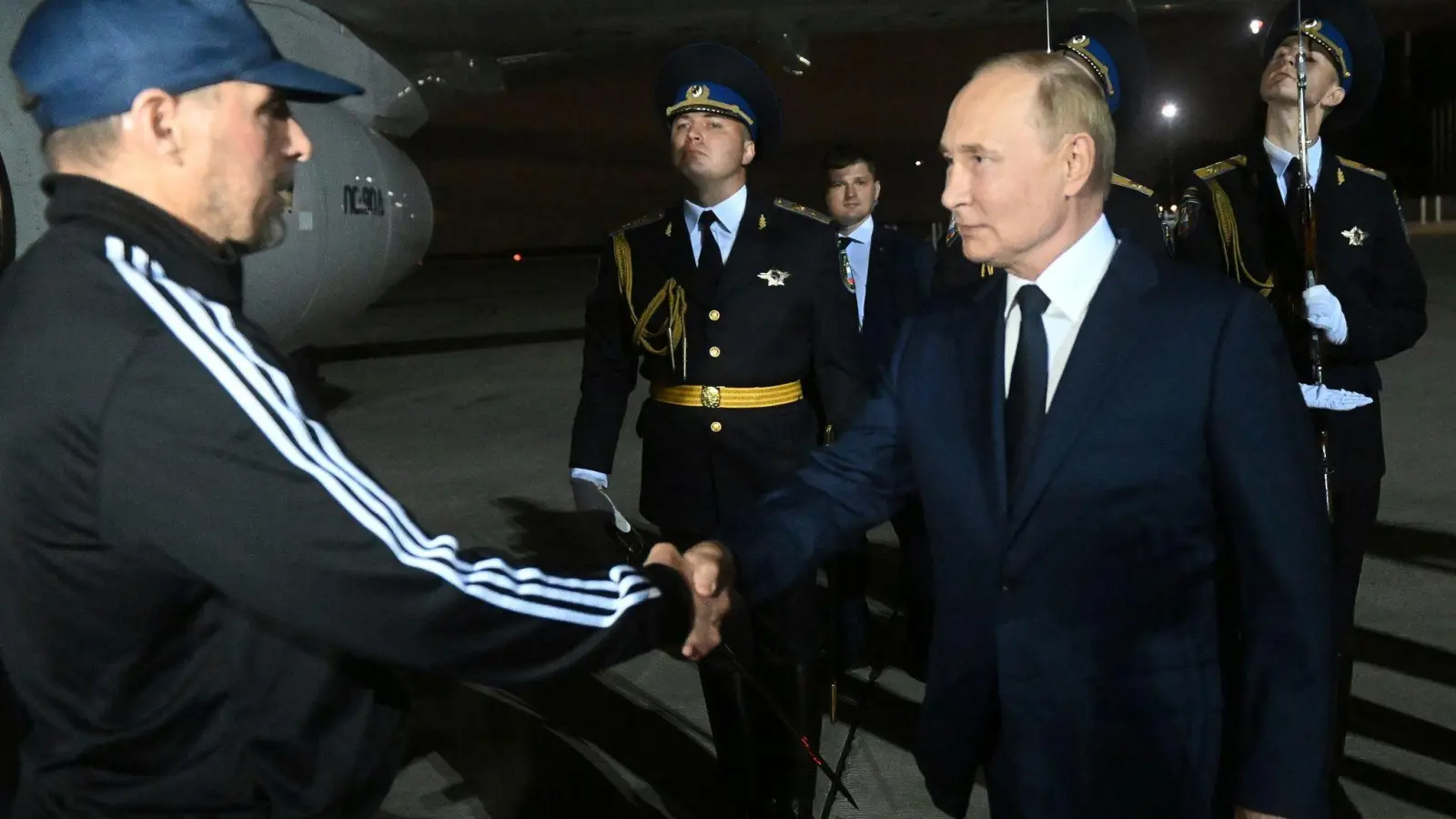 Im vergangenen Sommer kam der mutmaßliche russische Geheimagent, Wadim Krassikow, bei einem Gefangenenaustausch frei und wurde bei der Ankunft von Präsident Wladimir Putin begrüßt. (Archivfoto) (Foto: Mikhail Voskresensky/Sputnik Kremlin Pool via AP/dpa)