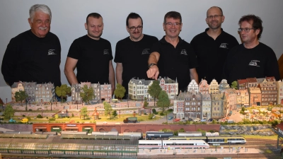 Beim Tag der offenen Tür läuft die HO-Anlage die ganze Zeit, und die Feuchtwanger Modelleisenbahnfreunde freuen sich auf einen regen Austausch mit den Gästen.  (Foto: Erich Herrmann)