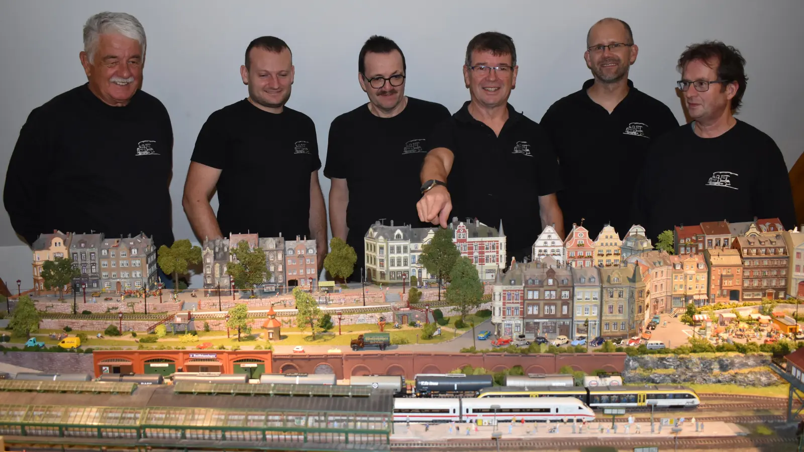 Beim Tag der offenen Tür läuft die HO-Anlage die ganze Zeit, und die Feuchtwanger Modelleisenbahnfreunde freuen sich auf einen regen Austausch mit den Gästen.  (Foto: Erich Herrmann)