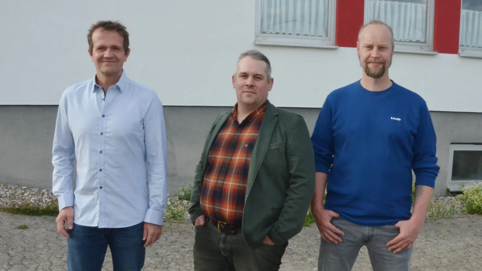 Bürgermeister Armin Pfister hat drei neue Gemeinderatsmitglieder vereidigt. Im Gremium sitzen künftig auch Mischa Bauer (von links), Jürgen Meindl und Dr. Johannes Eder (es fehlt Margit Dietrich-Kilian).<br><br> (Foto: Yvonne Neckermann)