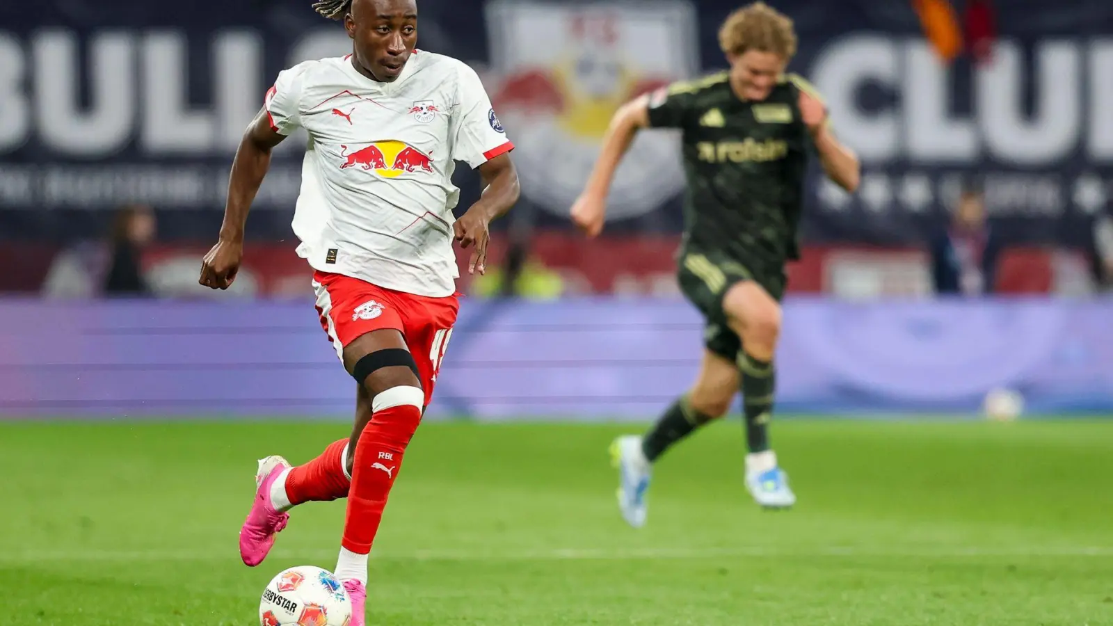 Yan Diomande ist trotz der Transferverhandlungen im Trainingslager von RB abgekommen. (Archivbild) (Foto: Jan Woitas/dpa)